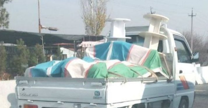 В Узбекистане оштрафовали водителя за использование флага в качестве брезента