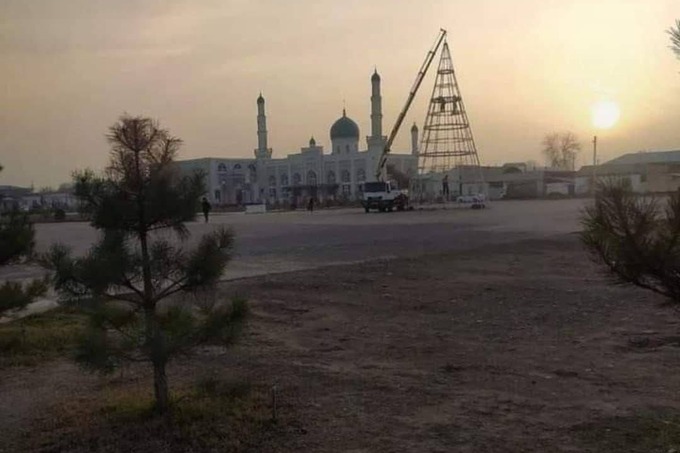 В Гулистане возле мечети установили новогоднюю елку: жители выступили против