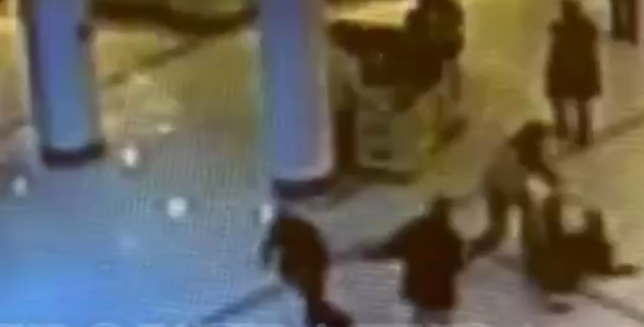 В Москве узбекистанец напал с ножом на людей — видео