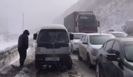 Около тысячи автомобилей застряли на перевале Камчик — видео