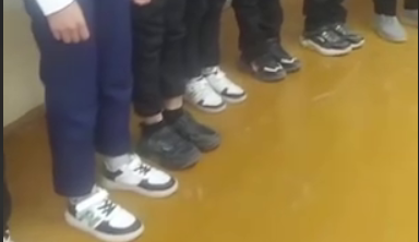 В Навои школьников отругали за кроссовки — видео