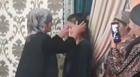 Детский омбудсман отреагировала на видео с помолвкой 12-летней девочки