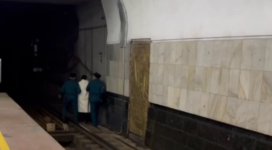 Пассажирка метро потеряла сознание и упала на рельсы — видео