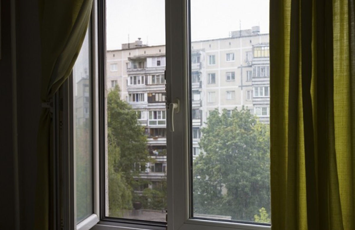 В Ташкенте иностранка выпрыгнула из окна многоэтажки — видео