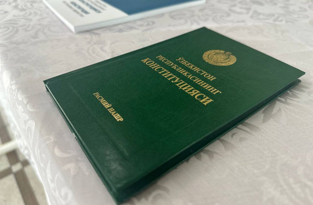 Узбекистанцев начнут учить Конституции с пеленок