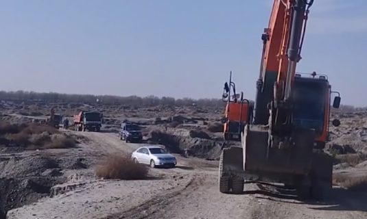 Трое «бизнесменов» раскопали берег реки Карадарья ради песка и гравия
