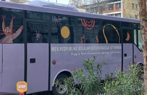 В Ташкенте запустили милый сиреневый автобус для бесплатных экскурсий в детскую библиотеку