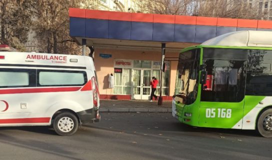Выяснились травмы женщины, которая выпала из автобуса в Ташкенте