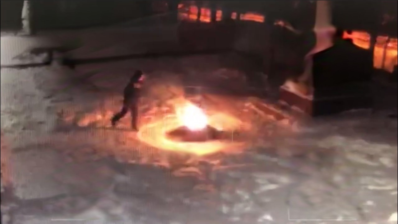 В России подростки из Узбекистана потушили снегом Вечный огонь — видео