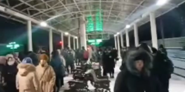 В Ташкенте пассажиры почти час прождали междугородний поезд на морозе — видео