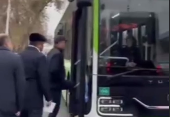 В Ташкенте водителей автобусов с поличным поймали с телефонами за рулем
