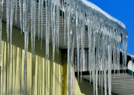 «Берегите детей»: в МЧС предупредили об опасности сосулек и снега на крышах