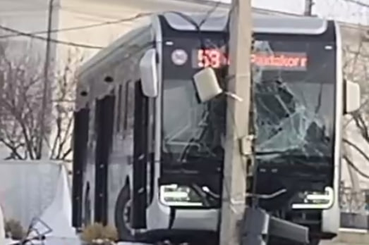 В Ташкенте водитель автобуса из-за гололеда врезался в столб — видео