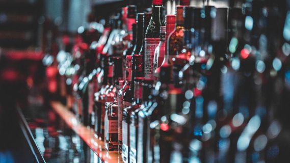 В Джизаке выявили магазины с тысячами бутылок опасного поддельного алкоголя