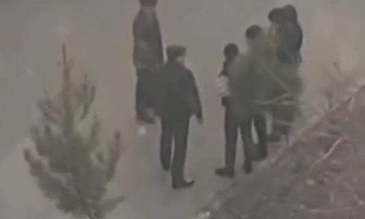 В Наманганской области замдиректора избил учеников — видео