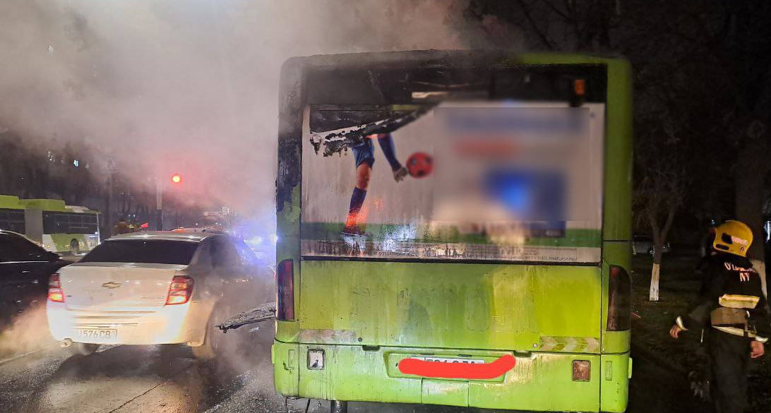 В Ташкенте на ходу вспыхнул пассажирский автобус — видео
