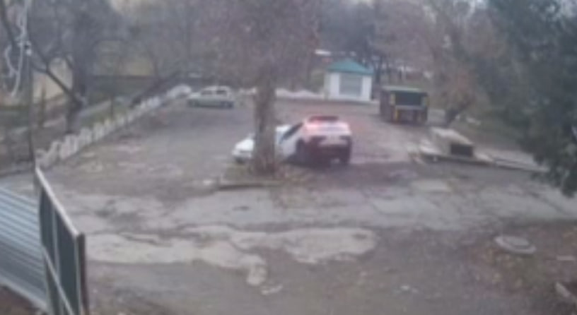 Жуткое ДТП: В Ташкенте водитель кроссовера сбил двоих детей во дворе дома — видео