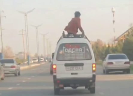 В Кашкадарье водитель решил прокатить мужчину на крыше Damas — видео
