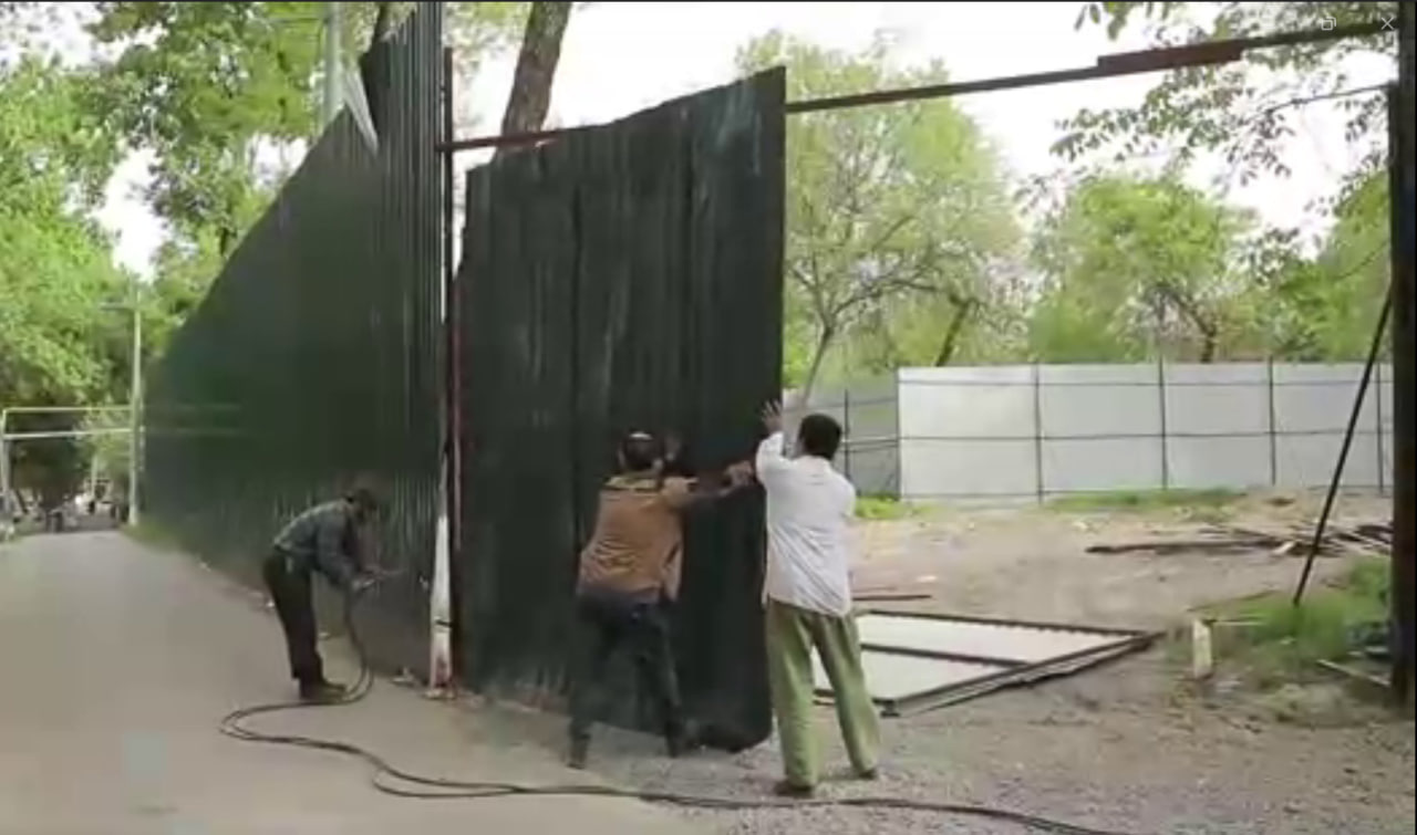 В Учтепинском районе Ташкента жители так и не смогли отстоять двор, за который боролись с 2021 года