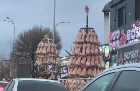 «Грязные рульки и новогодние тушки»: В Самарканде развернулся скандал вокруг мясной елки — видео