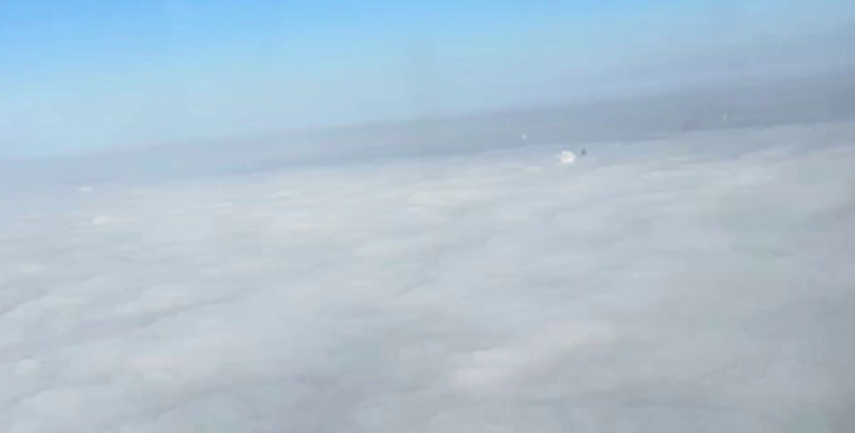 Густой туман над Ташкентом засняли с самолета — видео