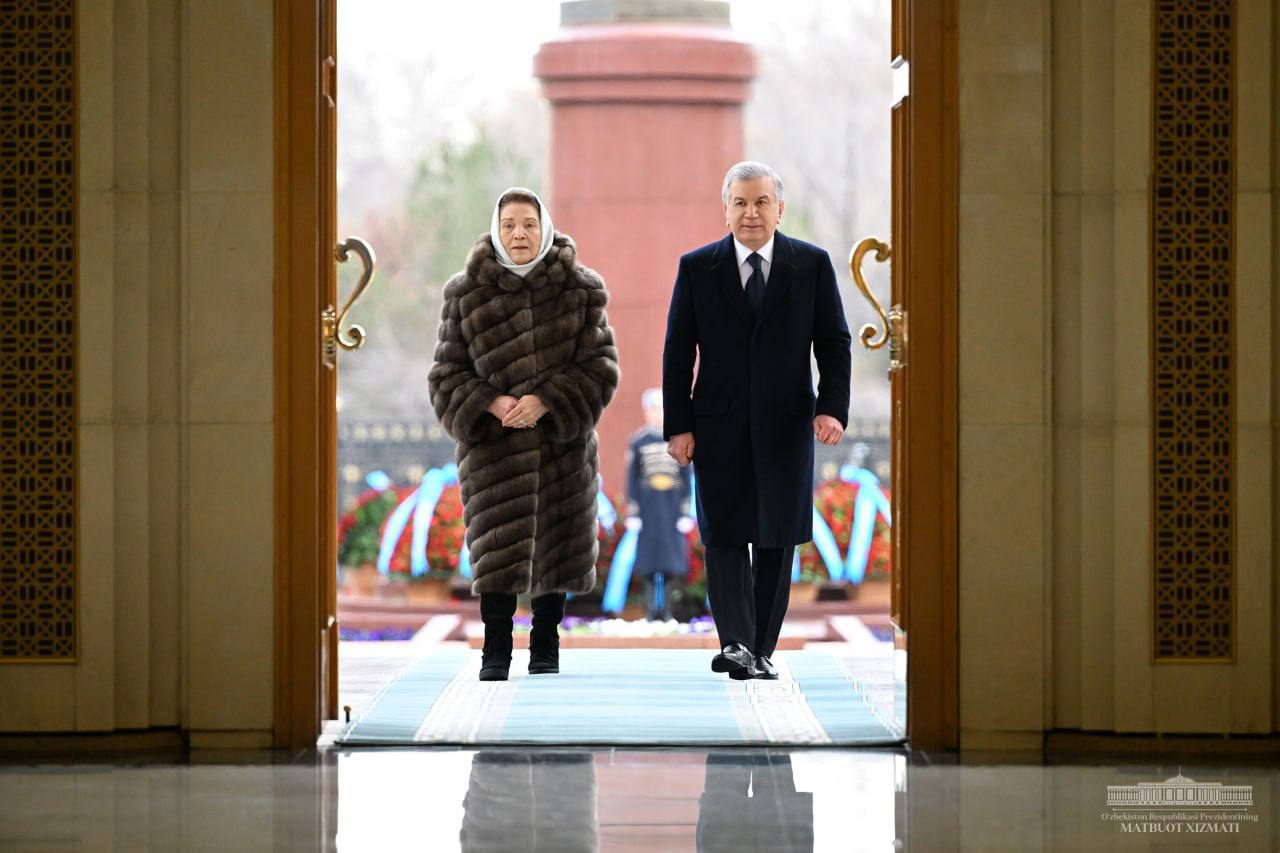 Шавкат Мирзиёев и Татьяна Каримова возложили цветы к памятнику первого президента