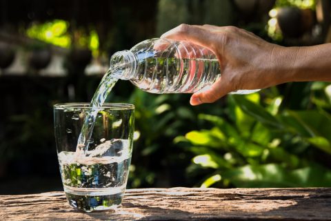 Вода в бутылках может иметь больше пластика, чем считалось ранее
