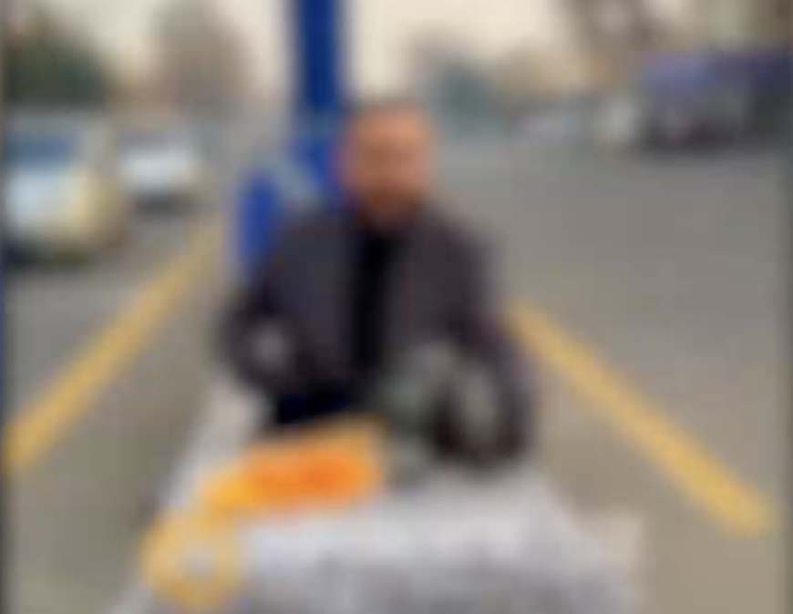 Мужчина вынес стол в центр проезжей части, чтобы попить чай под песню из «Слово пацана» — видео