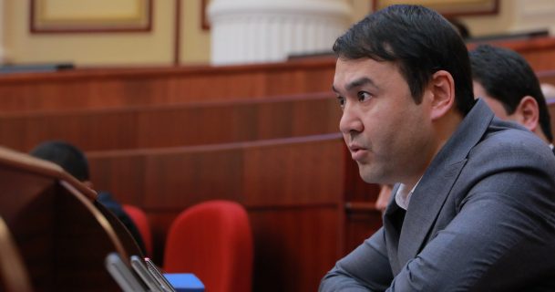 «Они зарабатывают на снегу»: Кушербаев раскритиковал «Амирсой» за слишком высокие цены