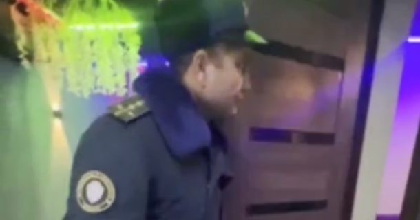В Фергане сотрудники ОВД разогнали посетителей и задержали владельца караоке-бара — видео