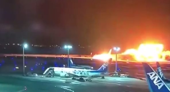В Токио самолет вспыхнул при посадке — видео