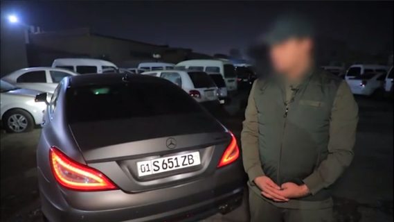 В Намангане 20-летний водитель Mercedes проехался по улицам, грубо нарушая ПДД — видео