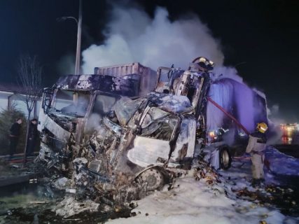 В Самаркандской области столкнулись и сгорели две фуры — видео