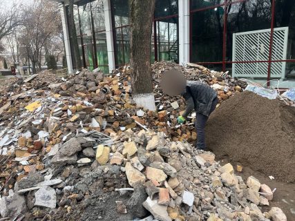 В Ташкенте отходы от строительных работ в одном из столичных кафе выбрасывали в неположенных местах