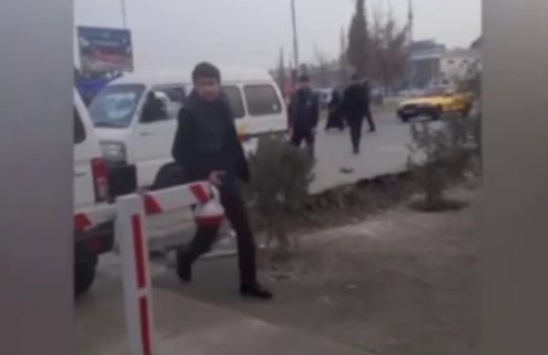 В Фергане таксисты напали на женщину и пытались отобрать телефон — видео