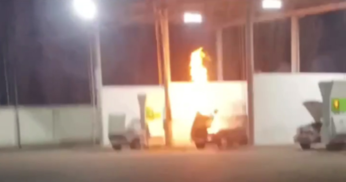 Из автомобиля забила струя пламени во время заправки газа — видео