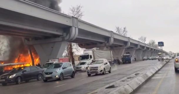 В Ташкенте произошел пожар возле эстакады наземного метро — видео