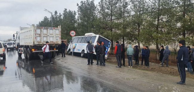 В Самаркандской области автобус столкнулся с кроссовером и съехал в кювет
