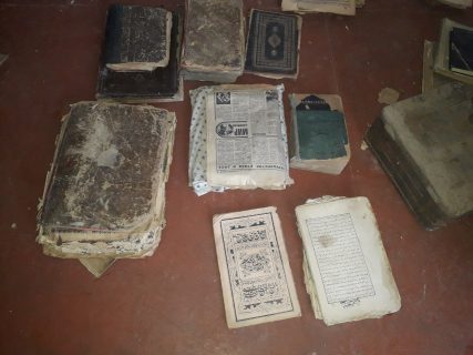 В Ташкенте житель нашел у себя дома старинные книги