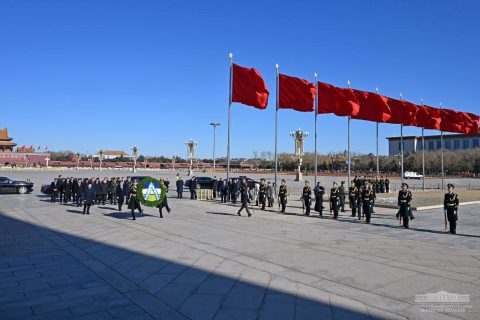 Президент Узбекистана возложил цветы на площади Тяньаньмэнь