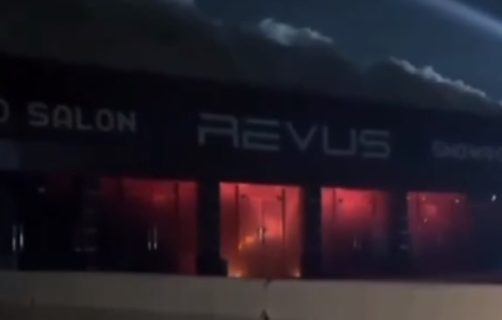 В Каракалпакстане прямо в автосалоне загорелся электромобиль — видео