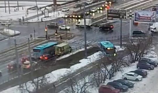 В России узбекистанец за рулем автобуса сбил пешеходов — видео