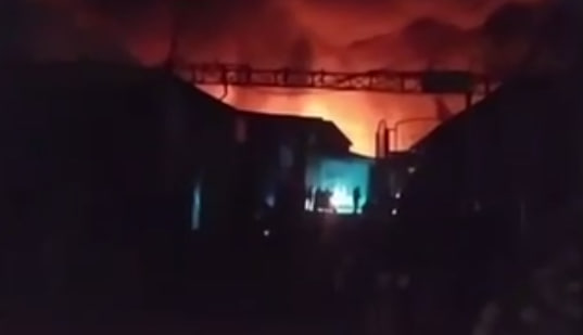 В Андижанской области сгорел рынок — видео