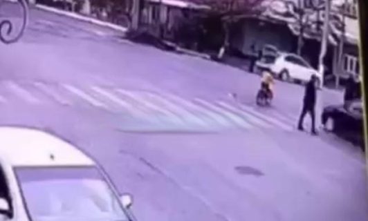 В Узбекистане водитель на высокой скорости сбил ребенка на пешеходном переходе — видео