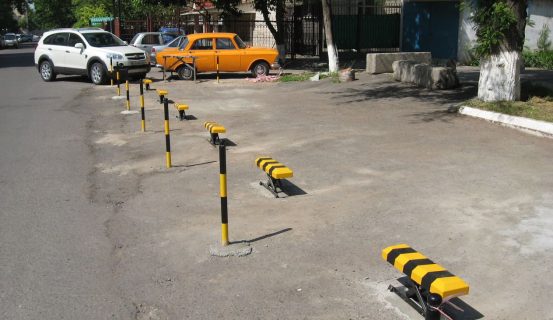 В Ташкенте стало больше нелегальных парковочных барьеров