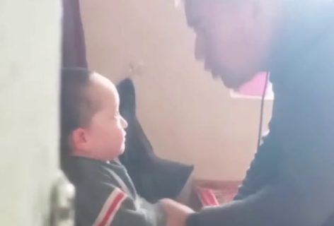 Житель Термеза избивает и угрожает расправой ребёнку — видео