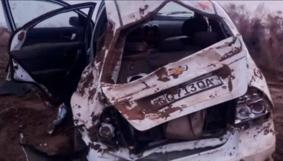 В Термезе Nexia вылетела с дороги, пассажиров выбросило из автомобиля — видео