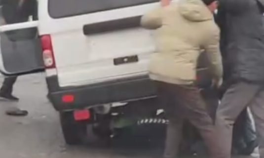 В Кашкадарье водитель Damas наехал на сотрудника ДПС — видео