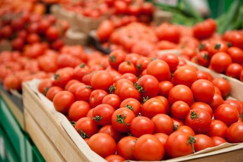 Узбекистан начал закупать дешевые туркменские помидоры