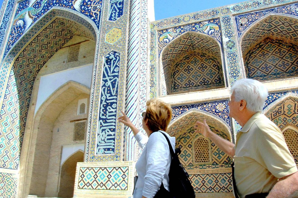 Сколько туристов посетило Узбекистан в 2023 году?
